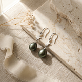 Boucles d'oreilles argent 925 étoile avec perles de Tahiti baroques vert foncé.
