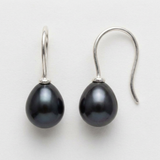 Boucles d'oreilles pendantes en argent 925 avec perles de culture noires de Tahiti en forme de goutte.
