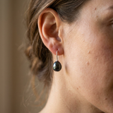 Boucles d'oreilles argent 925 portées à l'oreille, avec perle de culture noire de Tahiti en goutte.