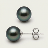 Boucles d'oreilles bouton argent 925 avec perles de Tahiti noires aux reflets verts, vue packshot.