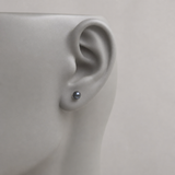 Boucles d'oreilles argent 925 portées, ornées d'une perle de culture noire de Tahiti 7/8mm.