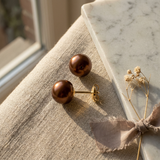 Boucles d'oreilles bouton en or jaune 9 carats serties de perles de culture chocolat.