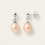 Boucles d'oreilles pendantes en or blanc 9 carats avec perles de culture roses en forme de goutte.