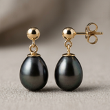 Boucles d'oreilles or jaune 9 carats avec perles de culture noires de Tahiti en forme de goutte.