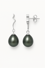 Boucles d'oreilles pendantes argent 925 avec perles de Tahiti noires en forme de goutte.
