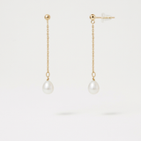 Boucles d'oreilles pendantes or jaune 9 carats avec chaîne fine et perles blanches en goutte.