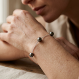 Bracelet argent 925 et 3 perles de Tahiti porté au poignet.