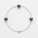 Bracelet argent 925 avec 3 perles de Tahiti noires irisées sur chaîne fine, fermoir anneau ressort.
