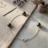 Bracelet argent 925 avec 3 perles de Tahiti 8/9mm sur chaîne fine à maille forçat.