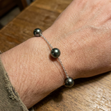 Bracelet argent 925 avec 3 perles de Tahiti 8/9mm porté au poignet.