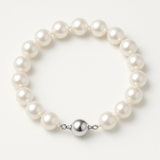 Bracelet argent 925 et perles blanches 8/9 mm avec fermoir boule argenté.