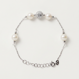Bracelet argent 925 avec perles de culture blanches et centre pavé de zircons.
