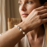 Bracelet en argent 925 avec perles de culture blanches et bille pavée porté au poignet.