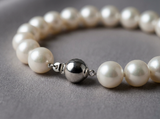 Bracelet argent 925 et perles blanches 8/9 mm avec fermoir boule argenté.
