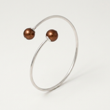 Bracelet jonc en argent 925 ouvert avec deux perles chocolat aux extrémités.