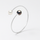 Bracelet jonc toi et moi en argent 925 avec une perle blanche et une perle noire de Tahiti.