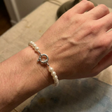 Bracelet perles blanches 6/7 mm argent 925 fermoir anneau porté au poignet.