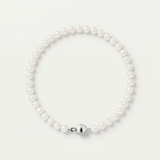 Bracelet perles blanches 5/6 mm argent 925 avec fermoir boule, sur fond neutre.