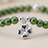 Bracelet perles d'eau douce vertes intense avec charm trèfle quatre feuilles en argent 925.