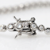 Gros plan sur le fermoir du bracelet rivière en argent 925 serti d'oxydes de zirconium et perles.