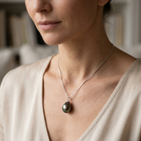 Collier en argent 925 avec pendentif perle de Tahiti noire porté au cou.