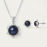 Collier et boucles d'oreilles à perle noire serties dans un motif fleur en métal argenté.