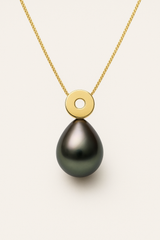 Collier en or jaune 9 carats avec pendentif perle de Tahiti baroque noire et disque circulaire.