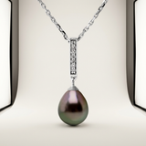 Collier pendentif argent 925 avec perle noire baroque et barre pavée de diamants.