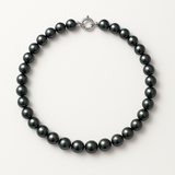 Collier de perles noires rondes en or blanc 9 carats avec fermoir anneau.