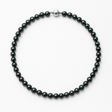 Collier de perles noires rondes 5/6 mm sur fil avec fermoir boule en argent 925.