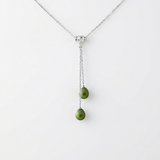 Collier toi & moi en argent 925 avec deux perles de culture vert intense sur chaîne double.