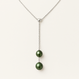 Collier toi & moi en argent 925 avec deux perles de culture vert intense en chute.