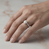 Bague CASSIOPÉE | Or Blanc, Diamants & Perle de Culture Blanche
