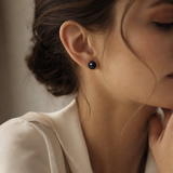 Boucle d'Oreilles Bouton AYA | Or Blanc & Perles de Culture Black Tahiti