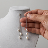 Boucles d'oreilles pendantes FAHINIA | Or Blanc & Perles de Culture Blanches