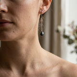 Boucles d'oreilles pendantes LOLITA | Or Blanc & Perles Noires