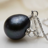 Boucle d'Oreilles Pendantes NAIARA | Or Blanc & Perles de Culture Black Tahiti