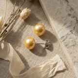 Boucle d'Oreilles Bouton AYA | Or Blanc & Perles de Culture Dorées