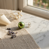 Boucle d'Oreilles Bouton AYA | Or Blanc & Perles de Culture Vertes