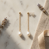 Boucles d'oreilles pendantes LOLITA | Or Jaune & Perles Blanches