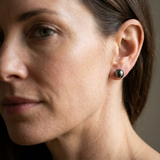 Boucle d'Oreilles Bouton AYA | Argent & Perles de Tahiti