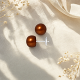 Boucle d'Oreilles Bouton AYA | Or Blanc & Perles de Culture Chocolat