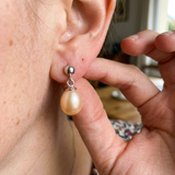 Boucle d'Oreilles MINÉA | Or Blanc & Perles de Cultures Roses