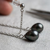 Boucles d'oreilles pendantes LOLITA | Or Blanc & Perles Noires