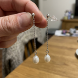 Boucles d'oreilles pendantes LOLITA | Or blanc & Perles Blanches