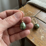 Boucles d'Oreilles TEHANI | Or Jaune & Perles de Culture Poire Vertes