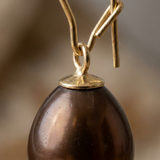 Boucles d'Oreilles TEHANI | Or Jaune & Perles de Culture Poire Chocolat
