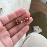 Boucle d'Oreilles Bouton AYA | Or Blanc & Perles de Culture Chocolat