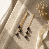 Boucles d'oreilles pendantes FAHINIA | Or Jaune & Perles de Culture Black Tahiti