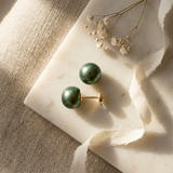 Boucle d'Oreilles Bouton AYA | Or Jaune & Perles de Culture Vertes